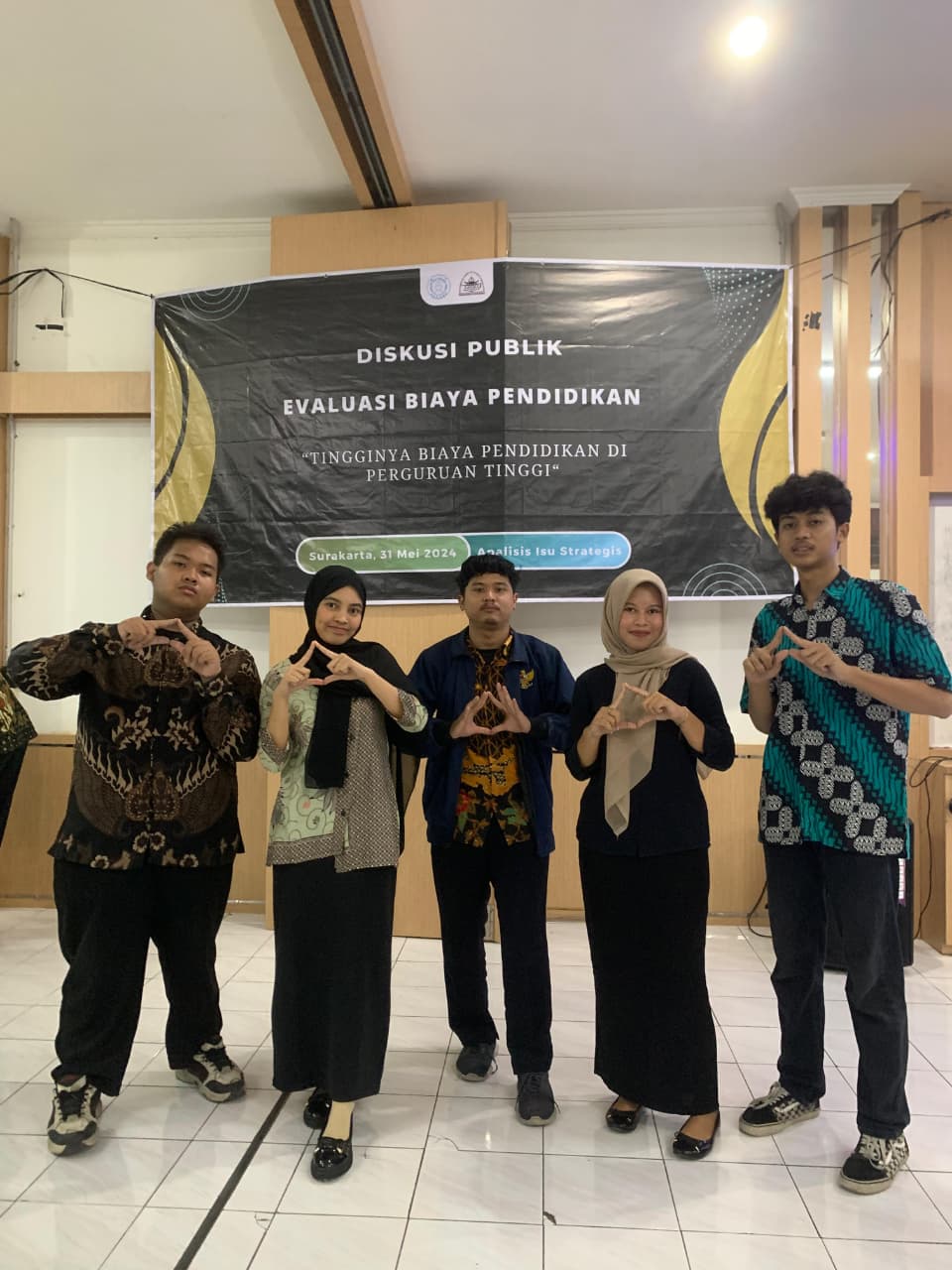 Staff acara diskusi public evaluasi biaya pendidikan